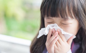 Đề phòng trẻ cảm lạnh khi trời nóng kéo dài