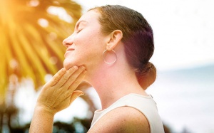 Làm gì để giảm phát ban, mẩn ngứa khi trời nóng?