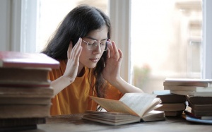 Infographic: 5 cách giúp thư giãn, giảm căng thẳng mùa thi