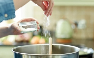 Rước bệnh vào thân do thói quen ăn mặn