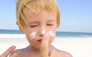 Dùng kem chống nắng cho trẻ vào mùa nắng sao cho đúng cách?