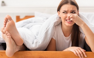 Nam giới nên làm gì để kiểm soát mùi hôi chân?