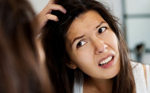 Da đầu ngứa ngáy trong mùa nóng, cải thiện thế nào?