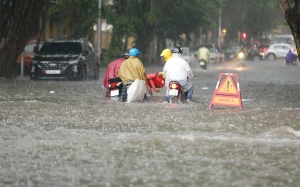 Bắc Bộ mưa dông, Trung Bộ vẫn nắng nóng