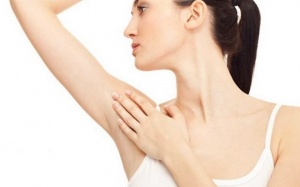 Mẹo chăm sóc vùng da dưới cánh tay mùa nắng nóng đúng cách