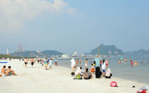 Quảng Ninh cho phép mở lại bãi tắm biển, hoạt động tôn giáo, lễ hội