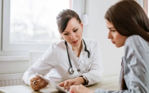 Sau mổ u nang buồng trứng có thể gặp biến chứng gì?