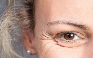 Chăm sóc da thế nào để ngăn ngừa vết chân chim?