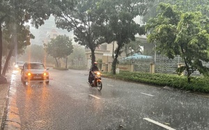 Nhiều nơi trên cả nước mưa dông về chiều tối, đề phòng ngập úng cục bộ