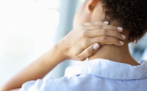 Bài tập đơn giản giúp giảm đau cổ khi làm việc lại nhà