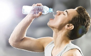 Nên ăn và uống gì khi cơ thể bị mất nước?