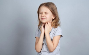 Nguyên nhân khiến trẻ bị viêm họng, ho kéo dài và cách điều trị