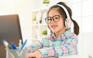 Phòng ngừa suy giảm thị lực ở trẻ trong mùa giãn cách