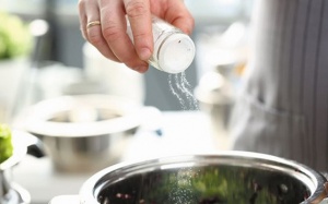 Ăn nhiều muối có thể gây hại cho chuyện 'phòng the'?