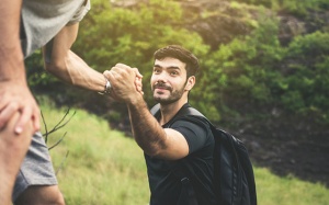 Tử vi thứ Hai (23/8/2021): Bạch Dương nên chủ động giúp đỡ bạn bè