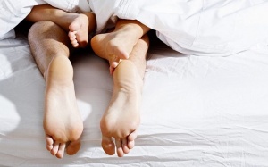 'Yêu' trong mùa dịch có tiềm ẩn nguy cơ lây nhiễm COVID-19 không?