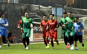 Văn Lâm cùng ĐT Việt Nam tập trong thời tiết nóng tới 43 độ C