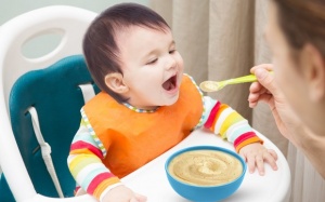 10 loại thực phẩm trẻ dưới 1 tuổi không nên ăn