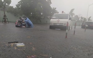 Sáng 12/9, bão số 5 đi vào Trung Trung Bộ, có nơi mưa trên 350mm