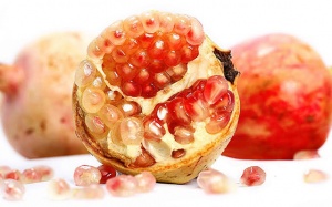 Ăn lựu để bảo vệ sức khỏe mùa Thu