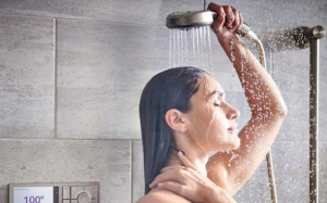 Vì sao không nên rửa mặt trong khi tắm?