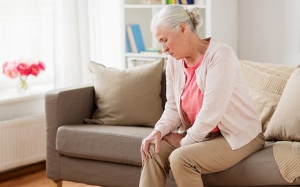 Các bài tập tại nhà với ghế sofa cho người bệnh Parkinson 