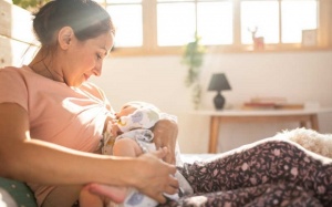 Nuôi con bằng sữa mẹ an toàn trong mùa dịch COVID-19