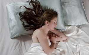 Tránh 6 sai lầm trước khi đi ngủ để ngăn ngừa tóc hư tổn