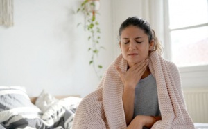 Cải thiện tình trạng đau họng khi thức dậy
