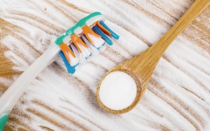 Infographic: 10 cách giúp làm trắng răng tự nhiên, an toàn