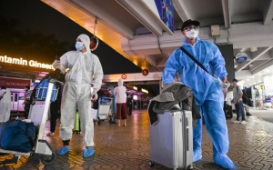 Làm sao để đảm bảo an toàn khi đi máy bay trong mùa dịch?