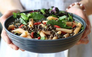 Thêm 4 nguyên liệu này để bổ sung protein cho món salad