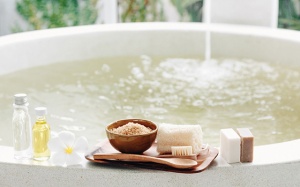 Thêm các nguyên liệu này vào bồn tắm để thư giãn, đỡ mất ngủ