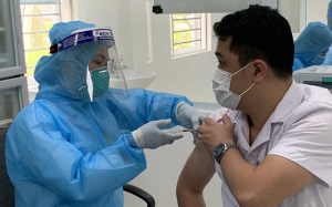 Y tế Tuần qua: TP.HCM tiêm mũi vaccine thứ 3 cho lực lượng tuyến đầu chống dịch