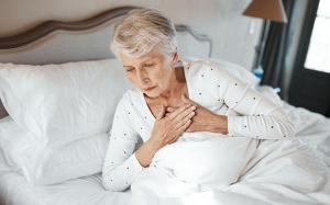 Bị rối loạn nhịp tim, tim đập mạnh khi nằm có bất thường không?