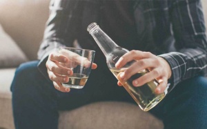 Người bị rung nhĩ có phải bỏ thói quen uống rượu bia không?