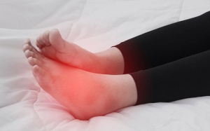 Tại sao bàn chân bị nóng rát khi đi bộ?