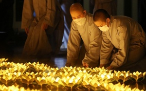 Tắt đèn, thắp nến tưởng niệm đồng bào tử vong do COVID-19