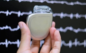 Máy khử rung tim gần hết pin có vấn đề gì không?