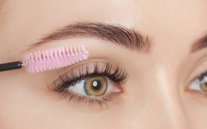 Sử dụng dầu dừa dưỡng mi thế nào cho hiệu quả?