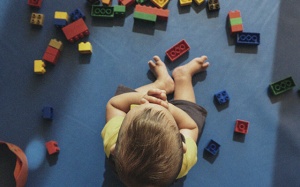 Cha mẹ cần chú ý dấu hiệu tự kỷ ở trẻ 12 - 18 tháng