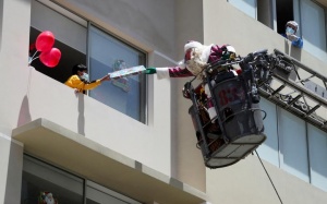 Những khoảnh khắc 'độc đáo' ông già Noel đón Giáng sinh trong mùa dịch