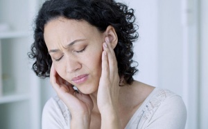 Tai bị ù và chảy mủ là do đâu? 