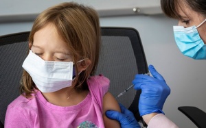 WHO: Trẻ em khỏe mạnh chưa cần tiêm mũi 3 vaccine COVID-19