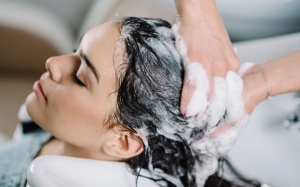 Gội đầu bằng nước nóng hay nước lạnh tốt hơn?