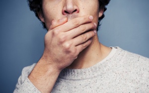 Hôi miệng lâu năm là do đâu và làm sao để cải thiện?