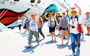 Thủ tướng: Cần lộ trình mở cửa an toàn để đón khách du lịch quốc tế