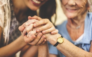 Hướng dẫn cách chăm sóc bệnh nhân Parkinson cho người nhà