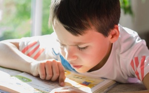 Những dấu hiệu cảnh báo tật khúc xạ ở trẻ cha mẹ cần lưu ý