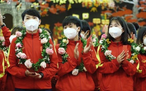 ĐT nữ Việt Nam về nước trong sự chào đón nồng nhiệt 